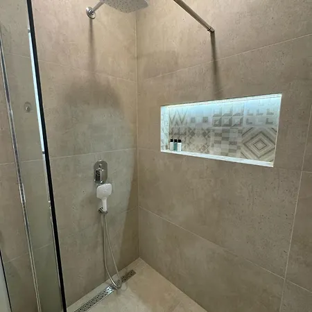 Mona Luxury - Free Garage Parking Apartman *